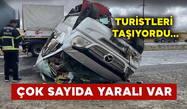 Turistleri taşıyan minibüs takla attı