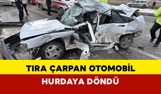 Tıra Çarptı: Otomobil Hurdaya Döndü