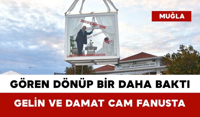 Gören Dönüp Bir Daha Baktı: Gelin ve Damat Cam Fanusta
