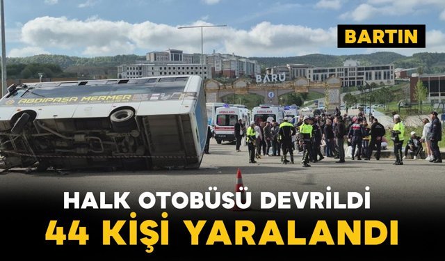 Bartın’da halk otobüsü otomobilin üzerine devrildi: 44 yaralı
