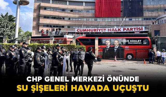 CHP Genel Merkezi önünde çıkan tartışmada su şişeleri havada uçuştu