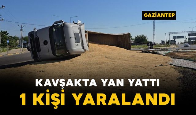 Arpa yüklü tır kavşakta yan yattı: 1 yaralı