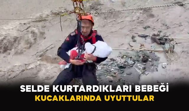 Sakarya’da selde kurtardıkları bebeği kucaklarında uyuttular