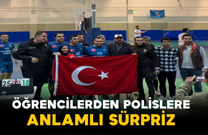 Öğrencilerden Polislere Anlamlı Sürpriz