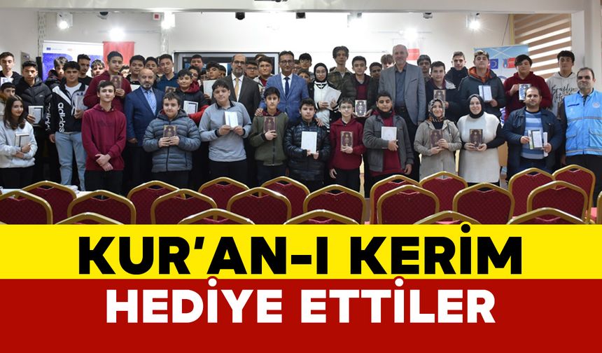 Liseli Gençlere Kur’an-ı Kerim ve Meali Hediye Edildi