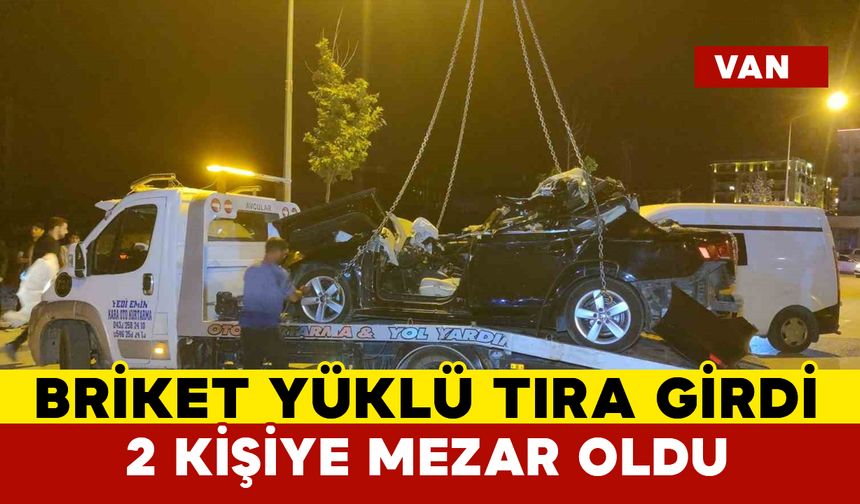 Otomobil park halindeki briket yüklü tıra çarptı: 2 ölü