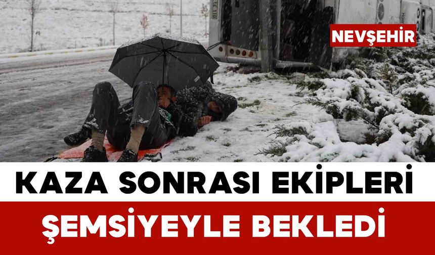 Kaza sonrası sağlık ekiplerini şemsiye ile yatarak bekledi