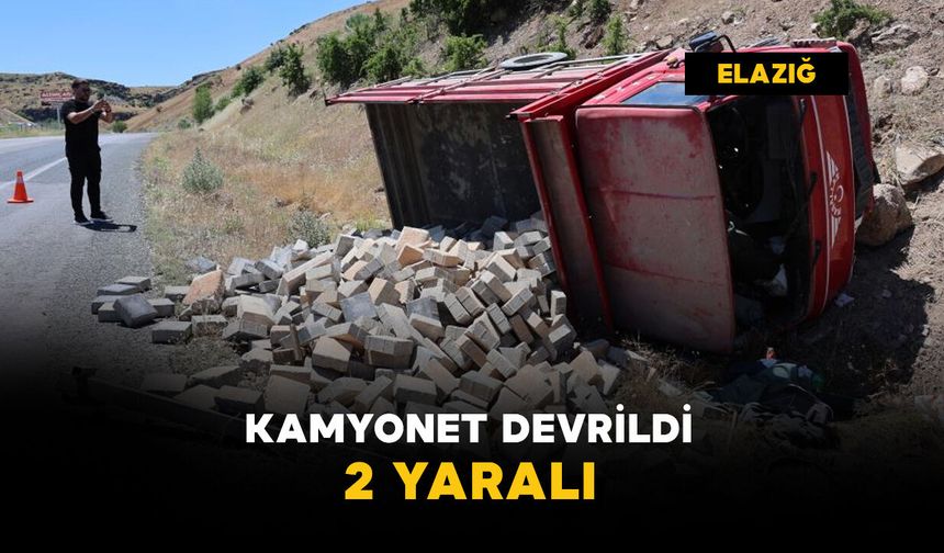 Parke taşı yüklü kamyonet devrildi: 2 yaralı