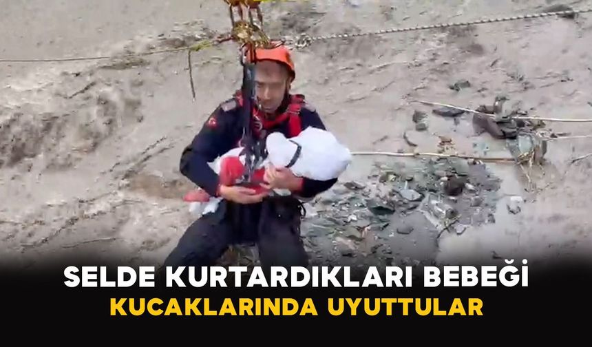 Sakarya’da selde kurtardıkları bebeği kucaklarında uyuttular
