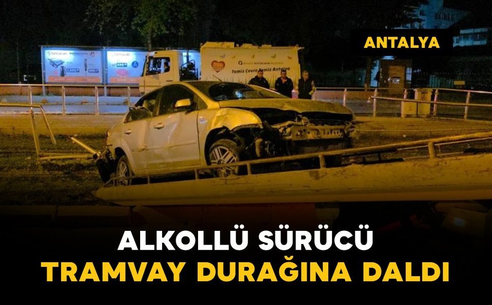 Alkollü sürücü tramvay durağına daldı