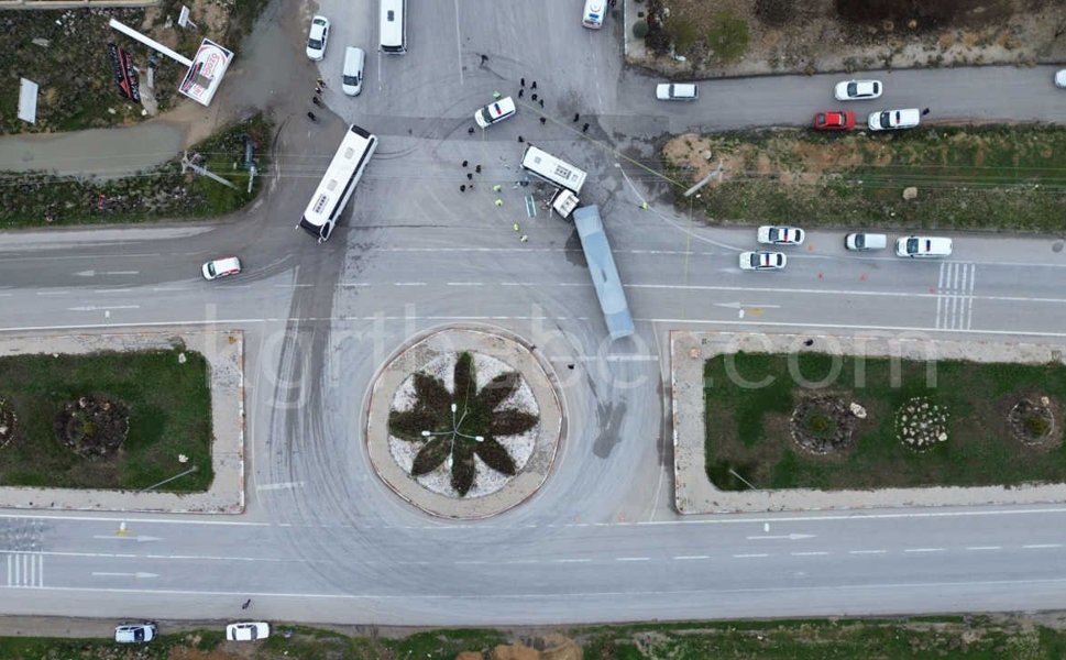 Karaman'da İşçi Servisi ile Tır Çarpıştı: 12 Yaralı