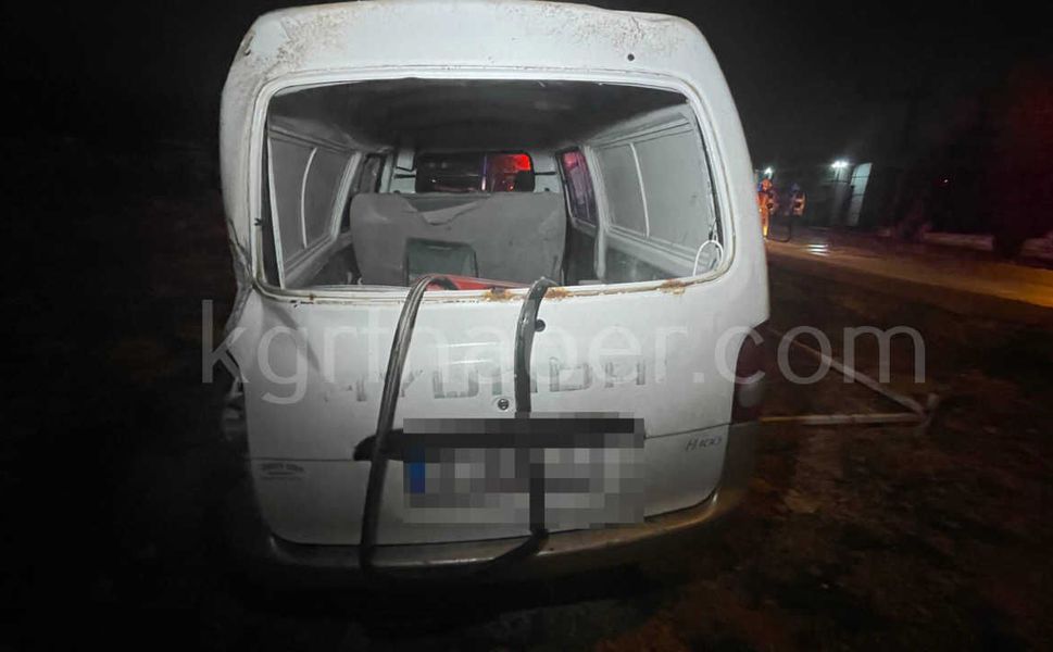 Karaman’da yağışlı havada kontrolden çıkan panelvan araç takla attı