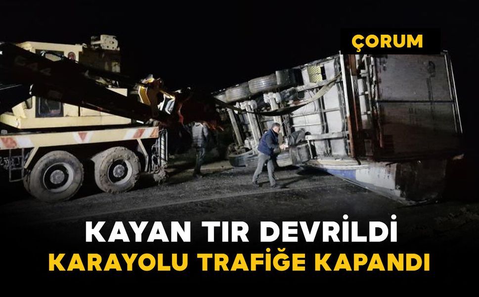 Kayan tır devrildi, karayolu trafiğe kapandı