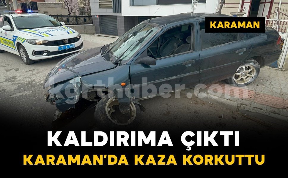Kontrolden çıkan otomobil kaldırımdaki levhayı devirdi
