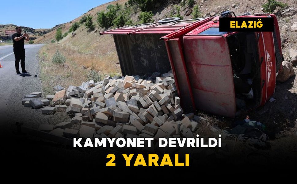 Parke taşı yüklü kamyonet devrildi: 2 yaralı