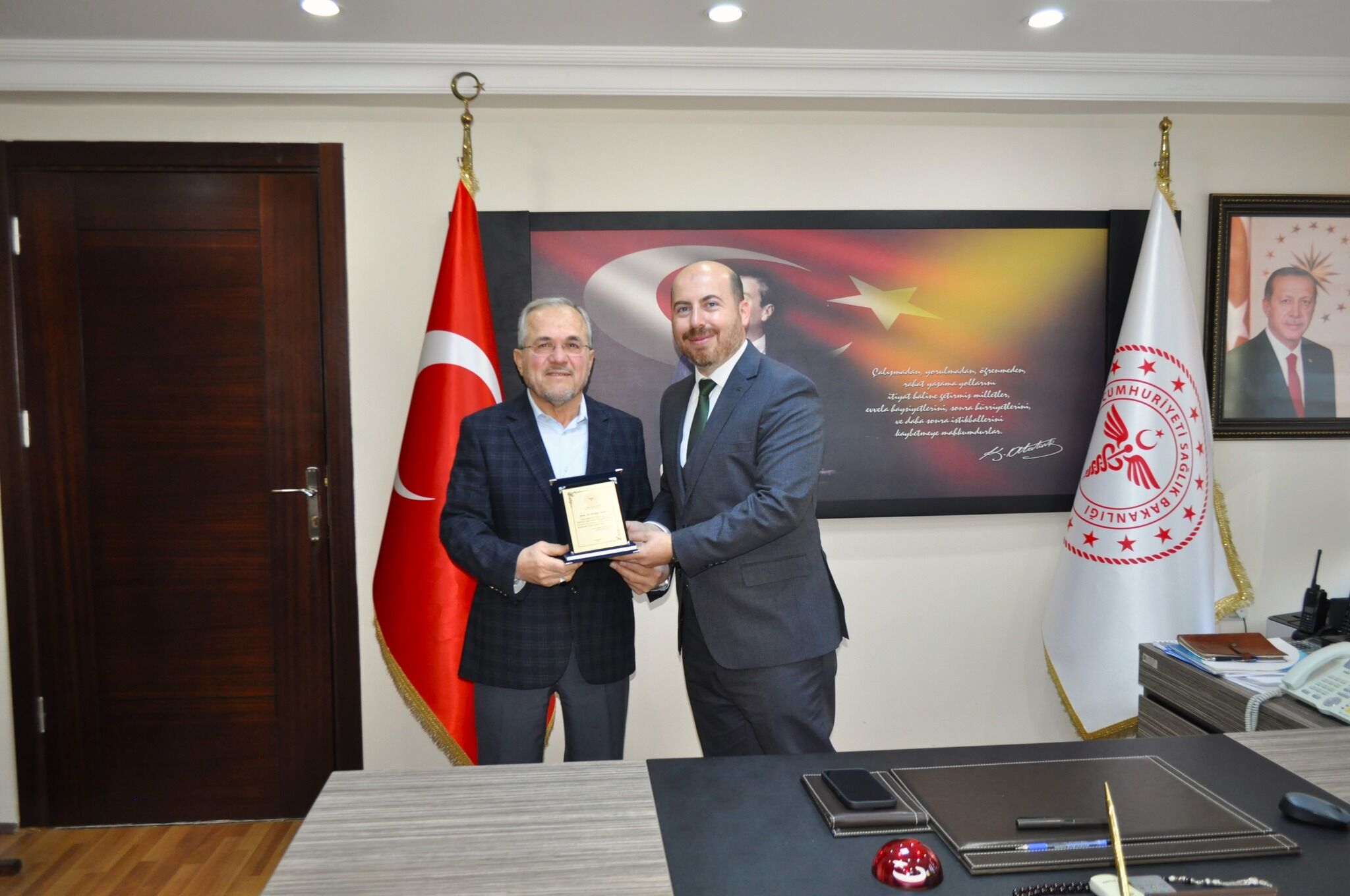 emektar-doktorlara-plaket-takdim-edildi (1)