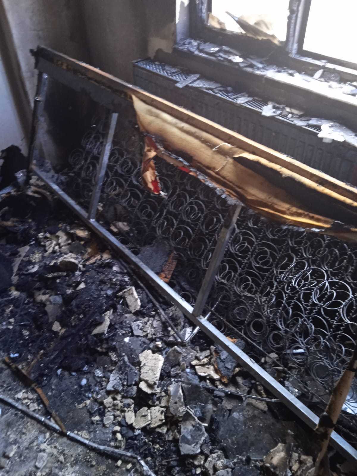 yanan-ev-kullanilamaz-hale-geldi1