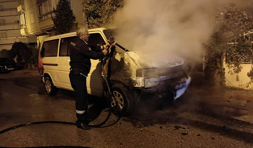 yanan-minibus-kullanilamaz-hale-geldi1