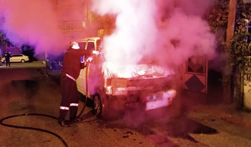 yanan-minibus-kullanilamaz-hale-geldi2