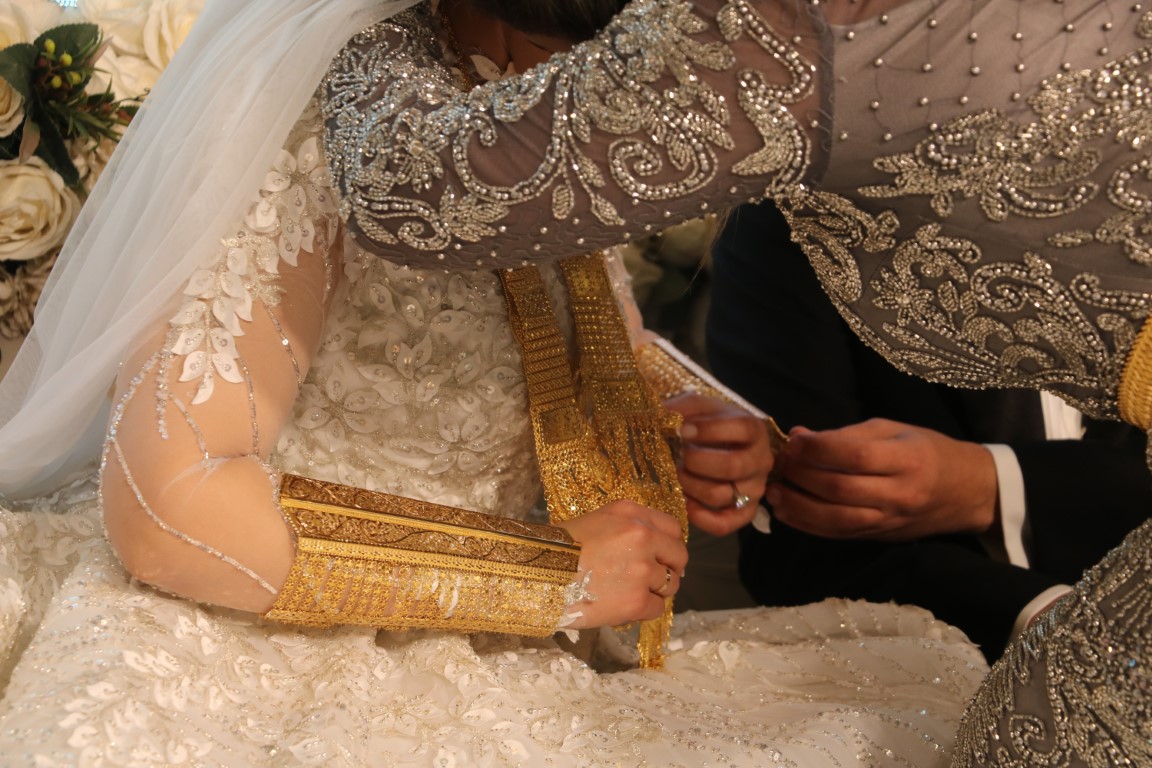 Geline Bir Valiz Dolusu Altın Taktılar1