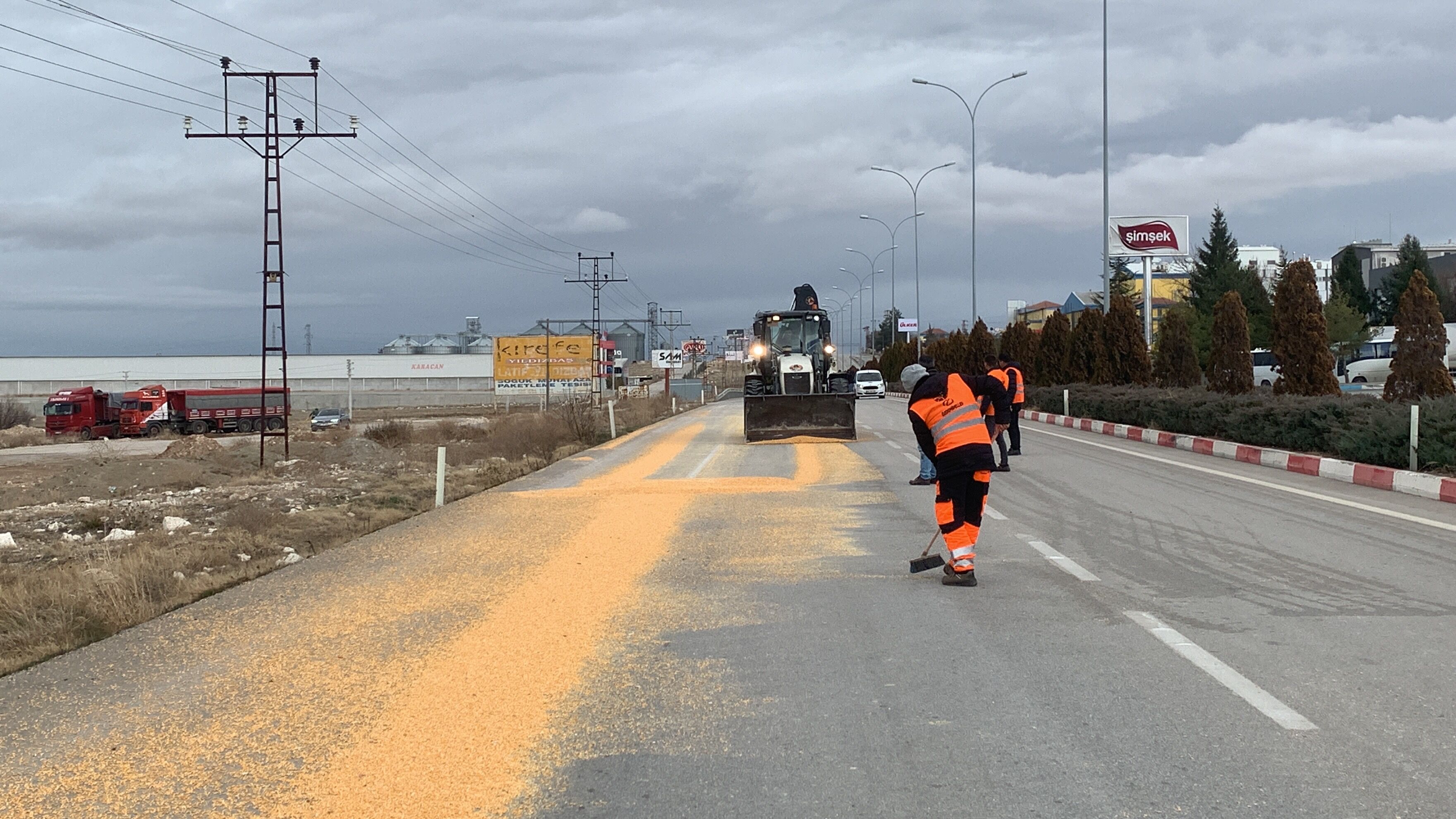 Karaman’da Mısırlar Yola Döküldü Yol Trafiğe Kapatıldı2