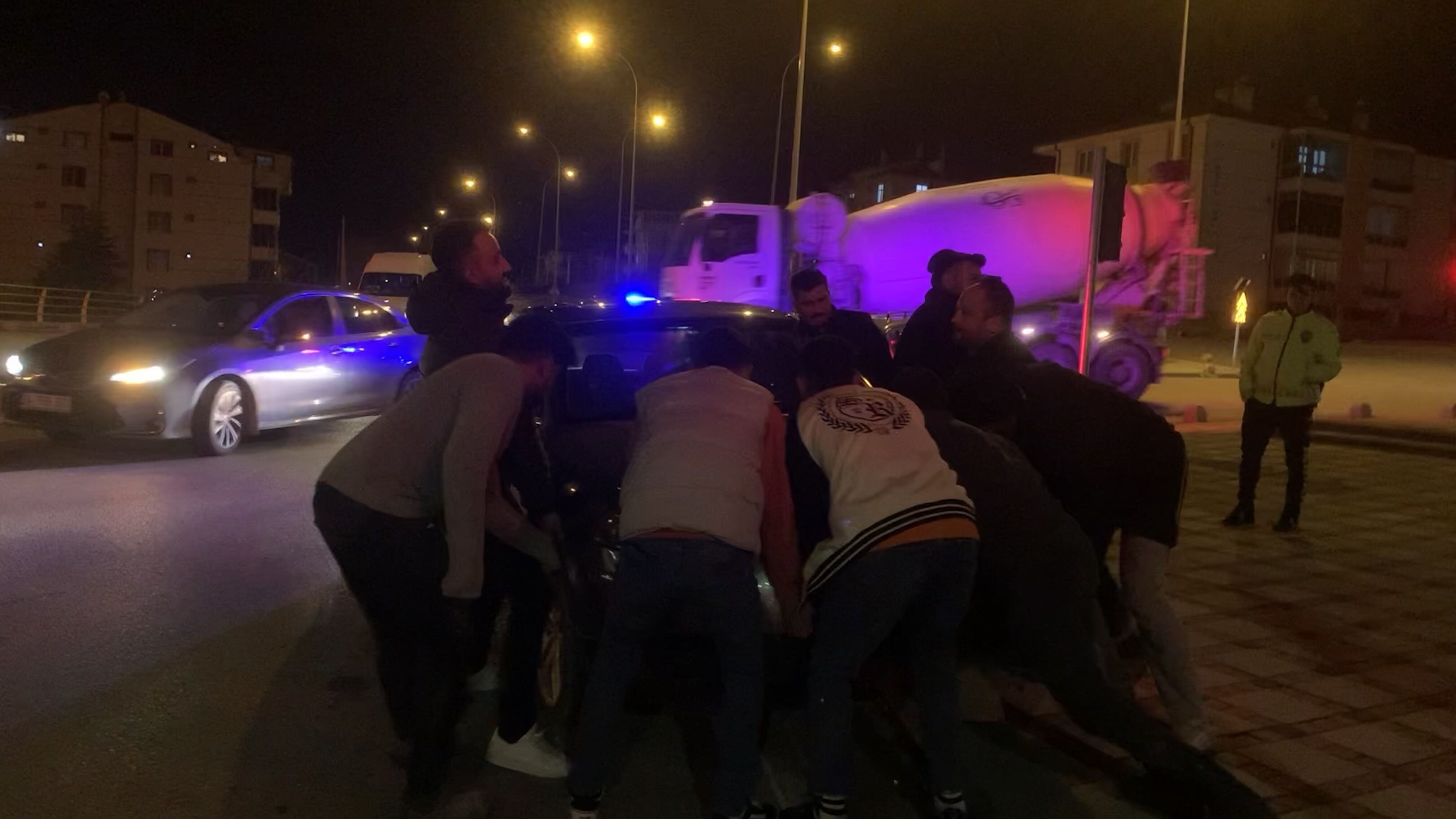Kazayı Duyan Arkadaşları Bir Oldu Aracı Kaldırdılar1