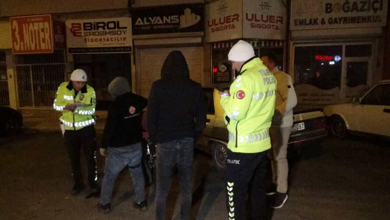 Karaman'da Moto Kurye Yayaya Çarptıktan Sonra Metrelerce Sürüklendi1