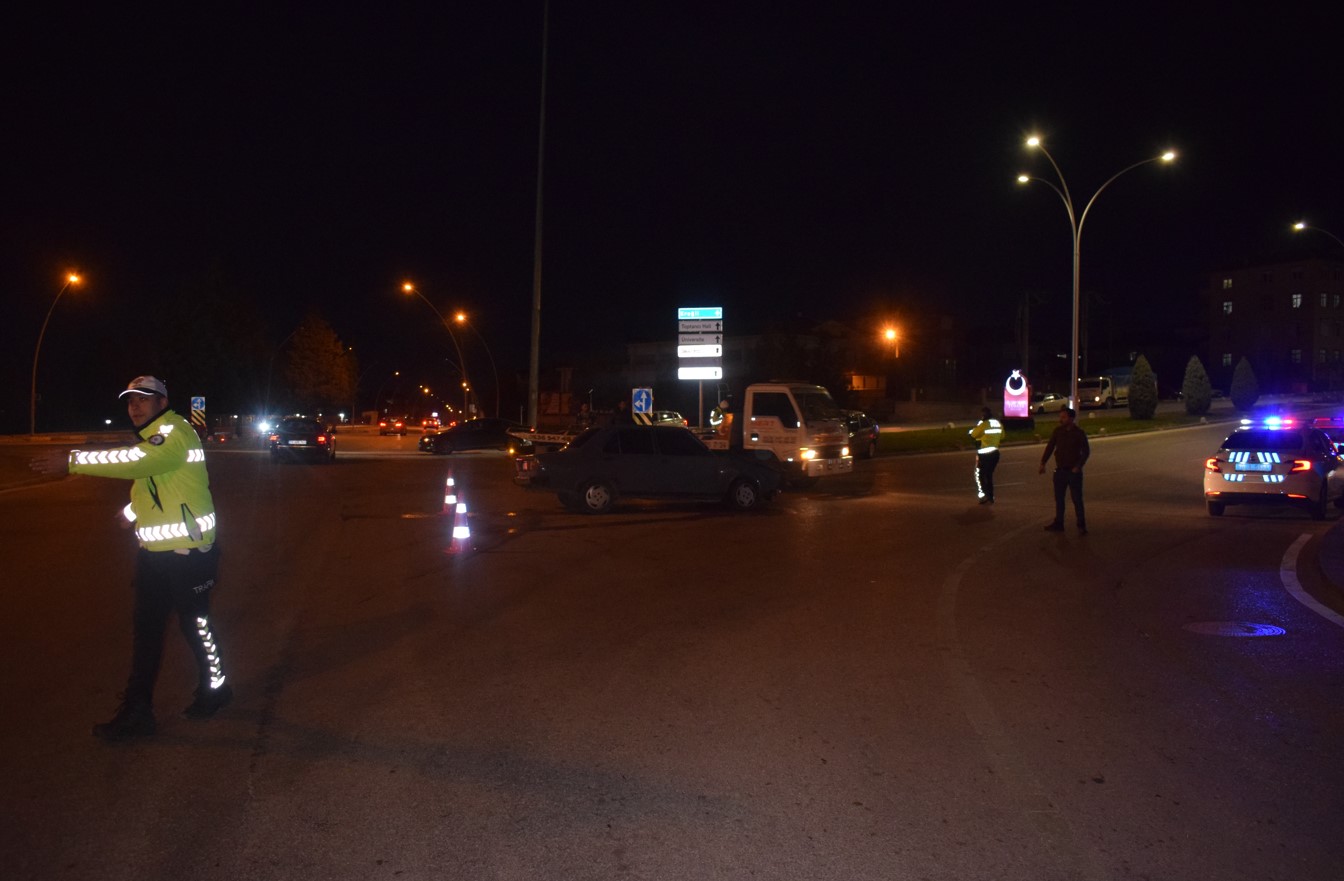 Karaman'da Valilik Kavşağı'nda Kaza Sonrası Ekiplere Zorluk Çıkarttı3