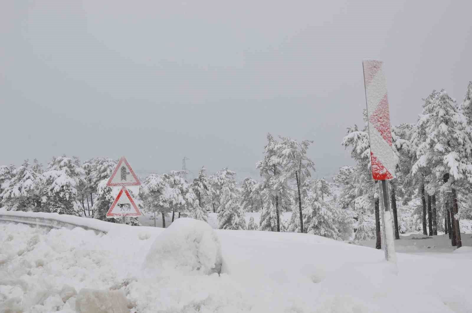 Mersinde Kar Yagisi Etkisini Gosteriyor Karaman Yolu Trafige Kapatildi1