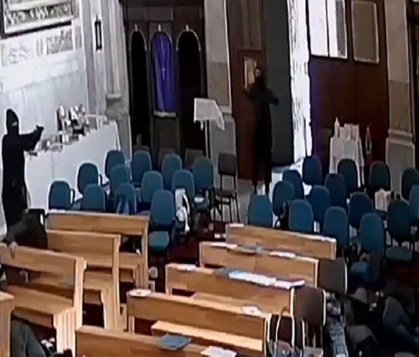 Santa Maria Italya Kilisesi Sorusturmasinda Sir Perdesi Aralaniyor3