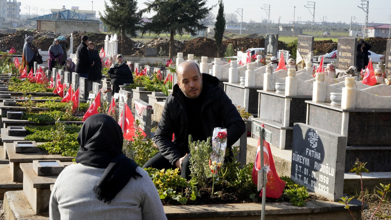 Kabirlere Turk Bayraklari Birakildi (2)