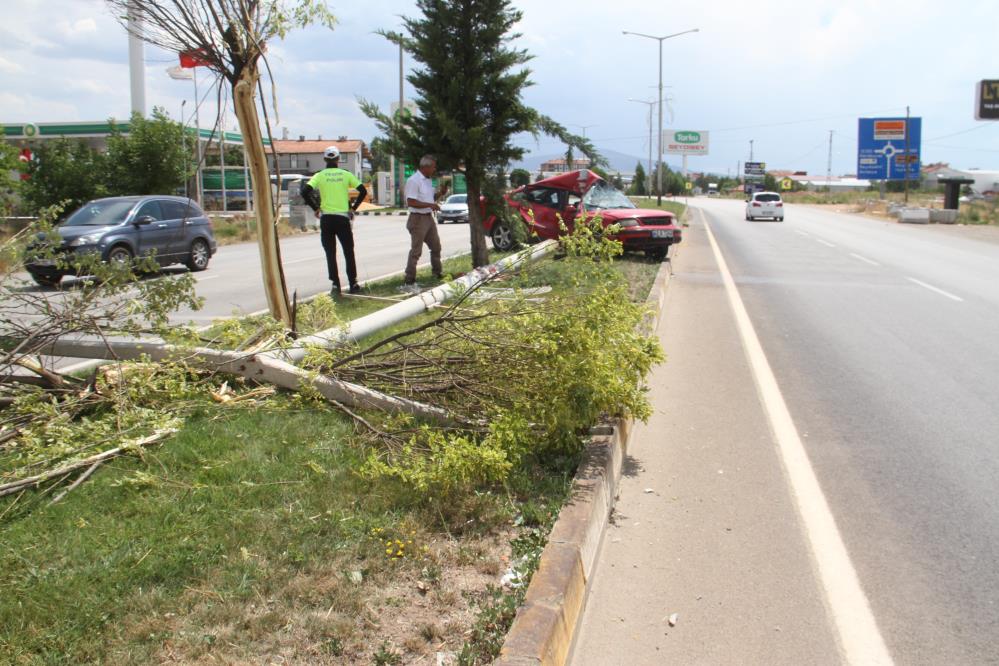 Kontrolden Cikan Arac Aydinlatma Diregine Carpti 2 Yarali1