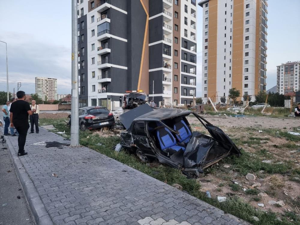 Carpisma Sonrasi Tofas Marka Arac Ikiye Bolundu1