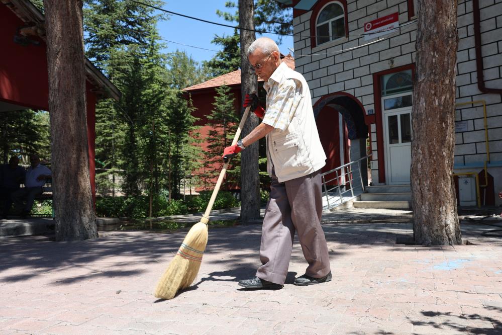 Kolunda Platin Bacagindaki Proteze Ragmen 86 Yasinda Her Gun Yapiyor2