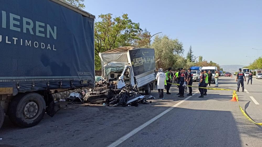 Mobilya Yüklü Kamyonet Kazasında 3 Kişi Öldü