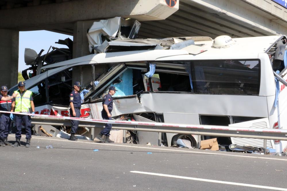 Yolcu Otobusu Kopru Ayagina Carpti 11 Olu 25 Yarali-1