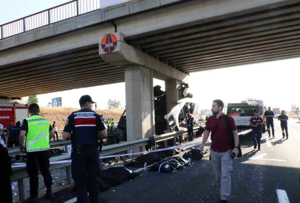 Yolcu Otobusu Kopru Ayagina Carpti 11 Olu 25 Yarali3