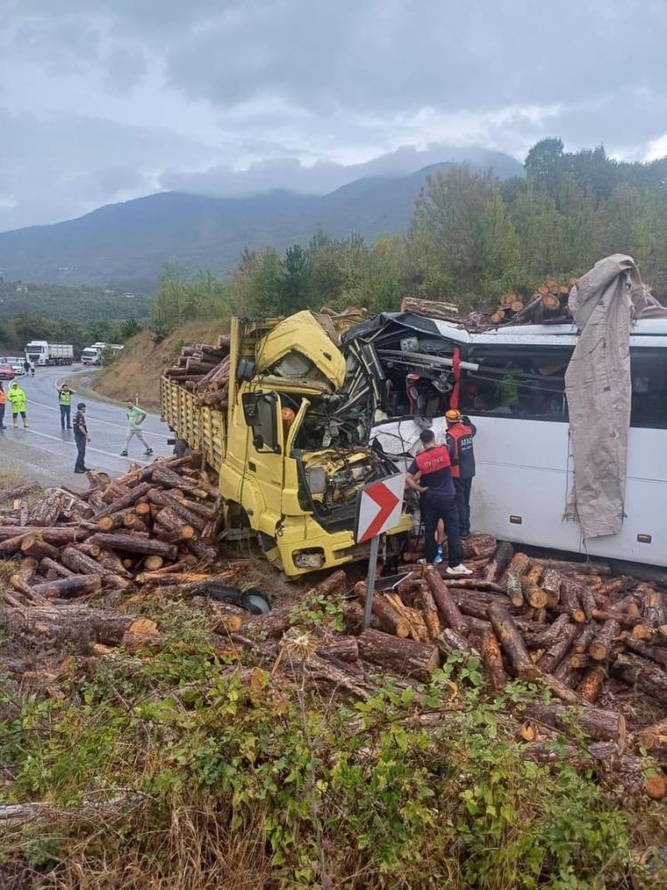 Kamyon Ile Yolcu Otobusu Carpisti 2 Olu 21 Yarali1