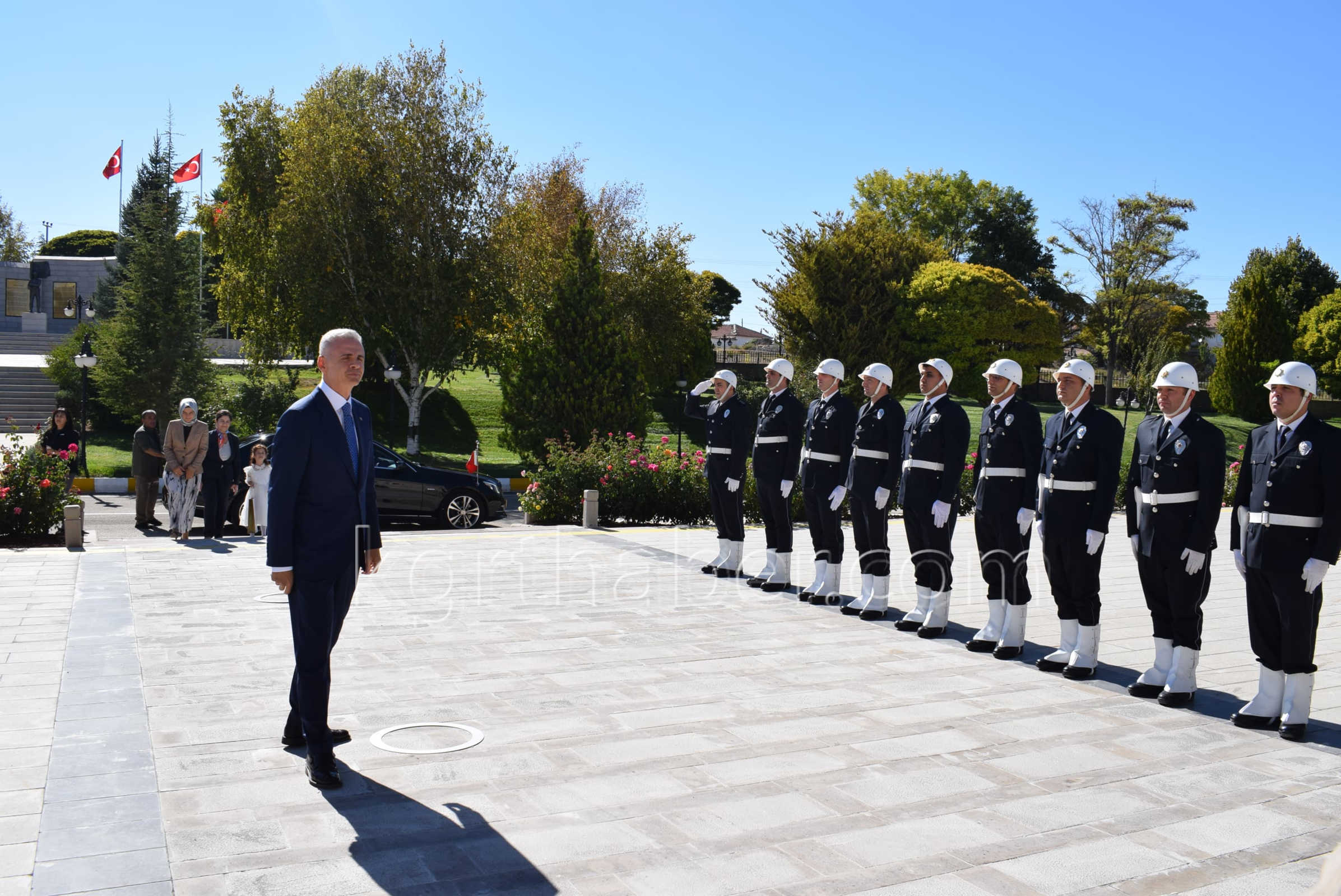 Karamanin Yeni Valisi Mehmet Fatih Cicekli Ve Esi Goreve Basladi3