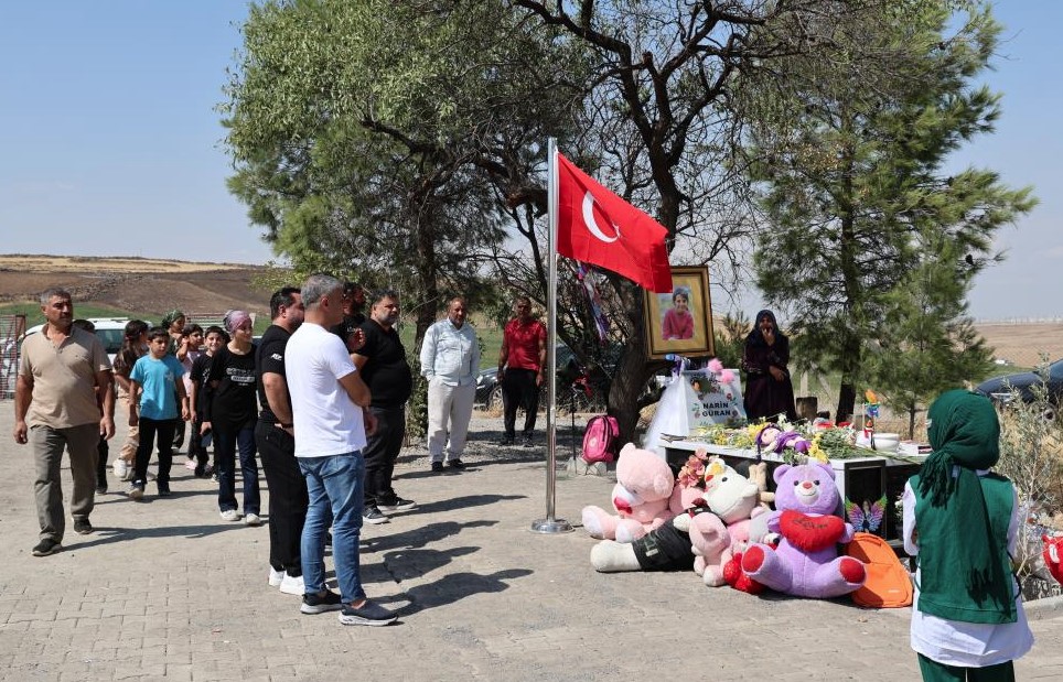 Turkiyenin Dort Bir Yanindan Narinin Mezarini Ziyaret Ediyorlar3