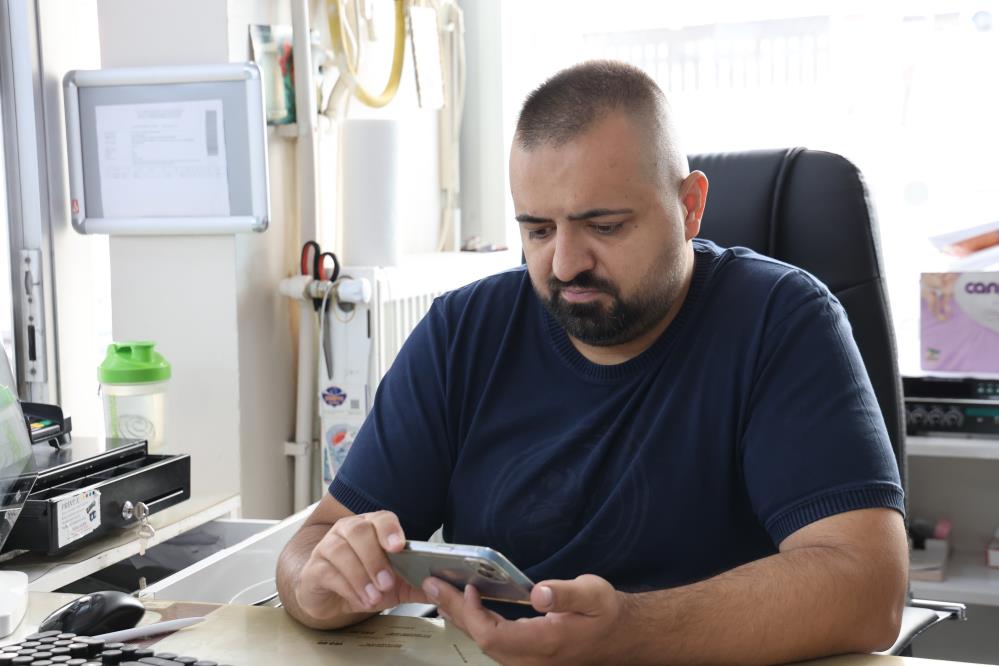 Vidalı Tabelayı Söken Kadın Görüntüyü Izleyenleri Şaşırttı1