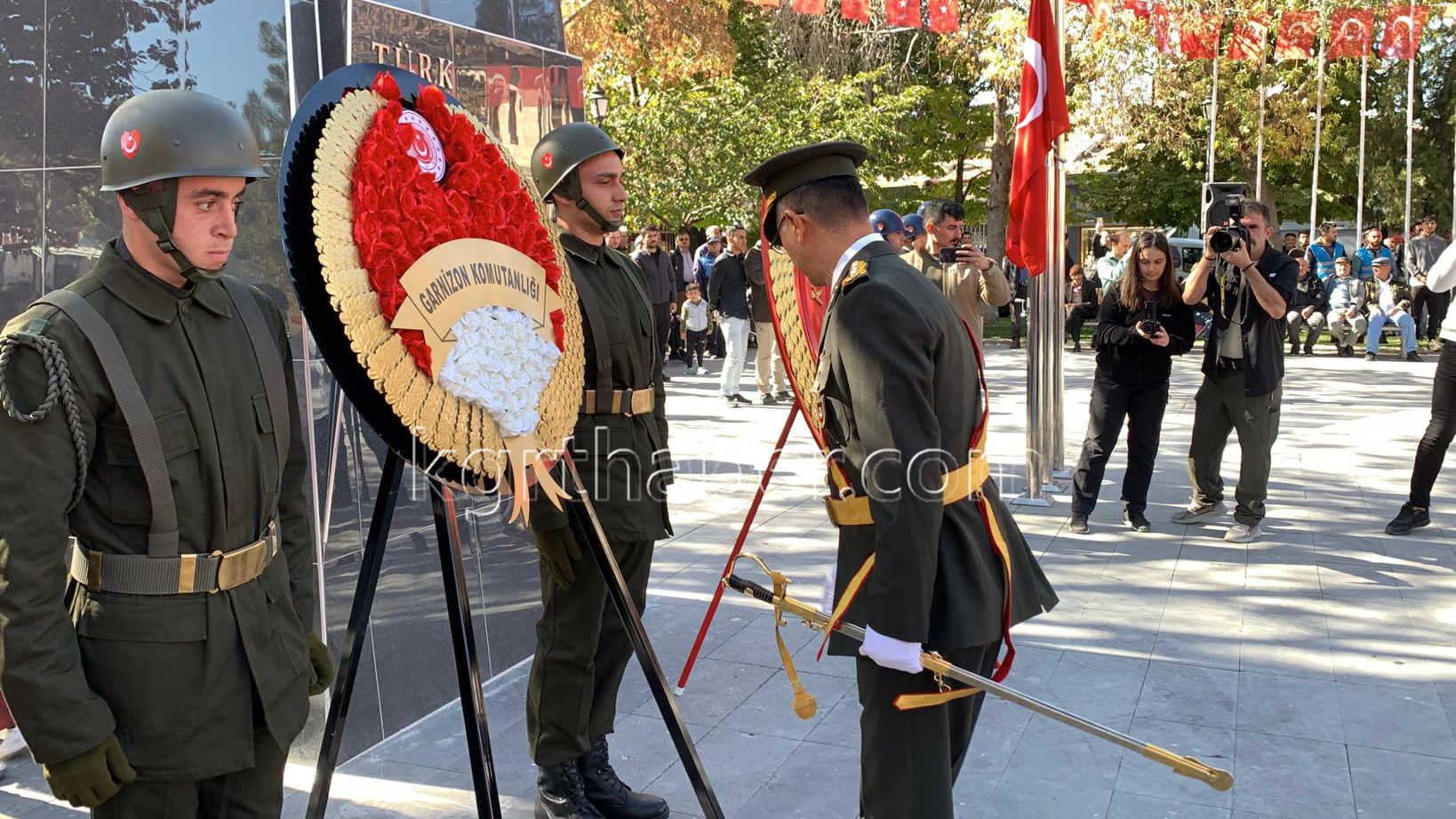 Karamanda 29 Ekim Kutlamalari Celenk Sunma Ile Basladi10