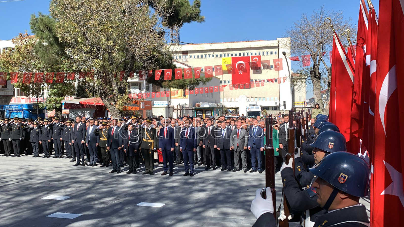 Karamanda 29 Ekim Kutlamalari Celenk Sunma Ile Basladi15