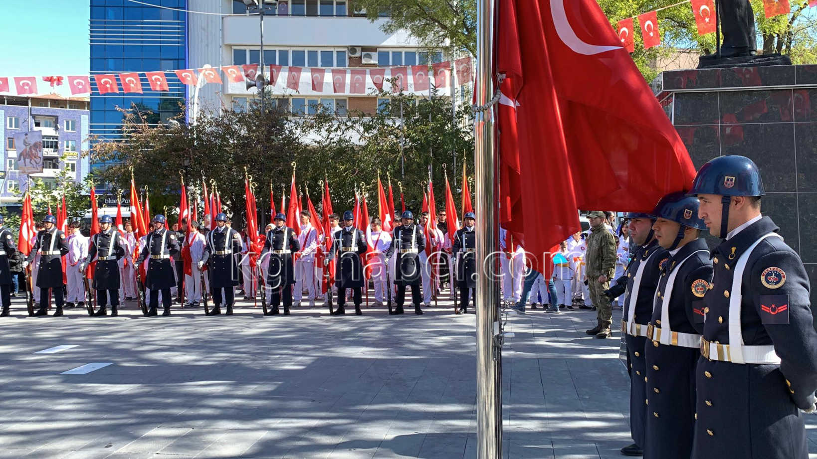 Karamanda 29 Ekim Kutlamalari Celenk Sunma Ile Basladi3