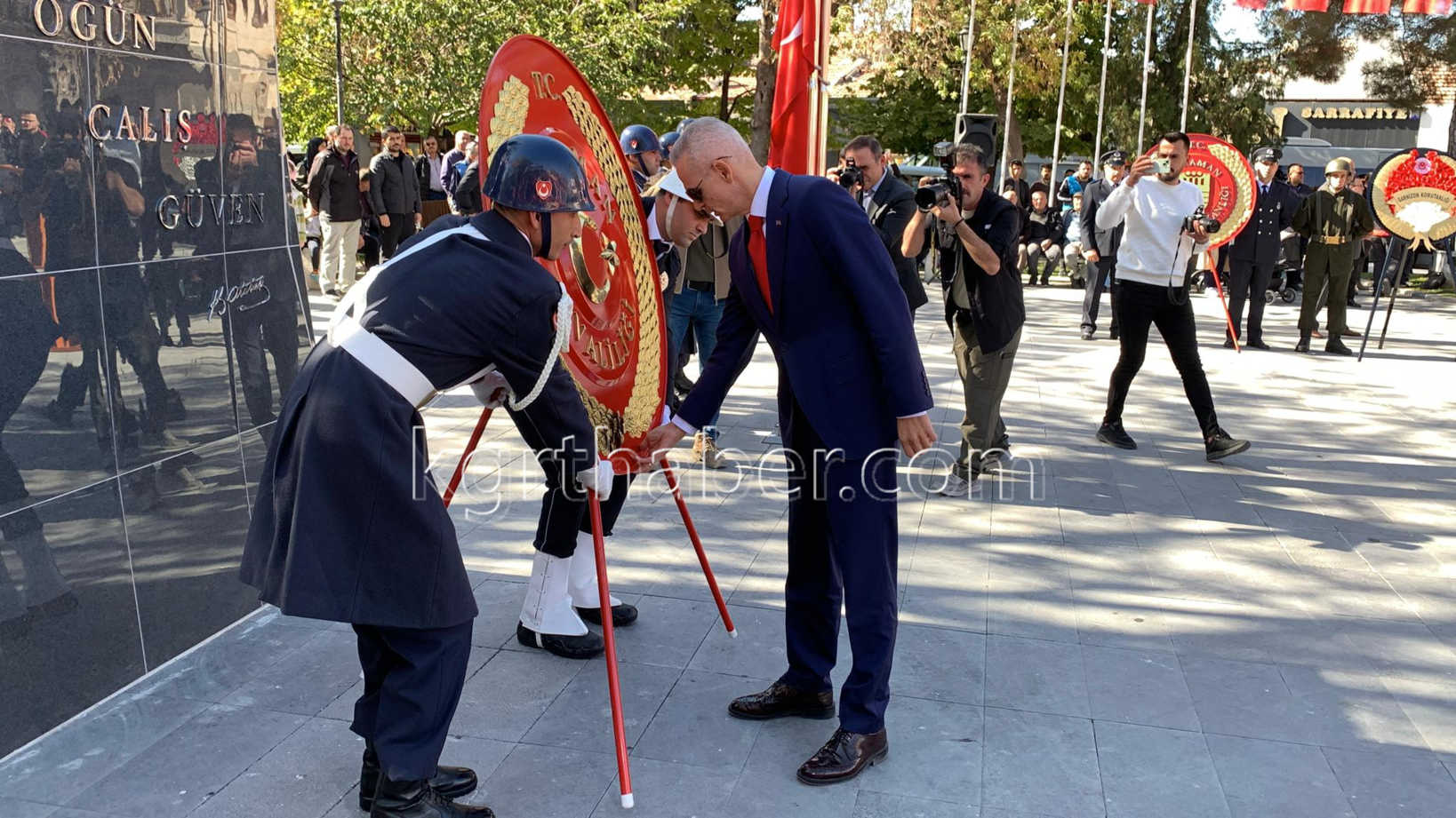 Karamanda 29 Ekim Kutlamalari Celenk Sunma Ile Basladi4