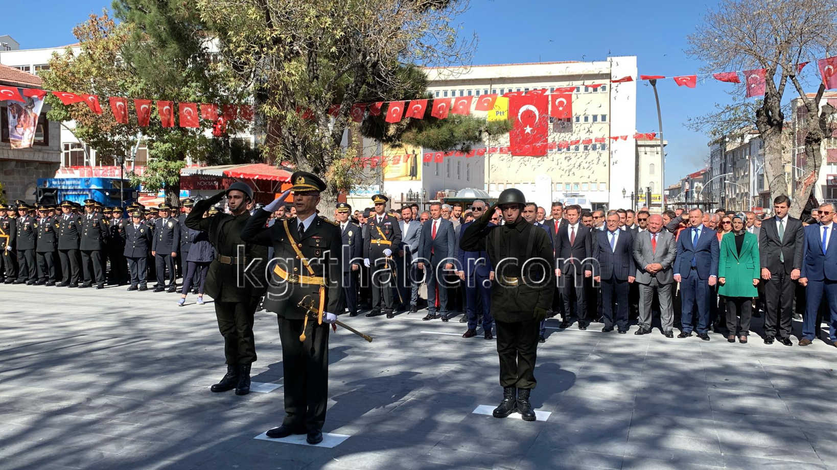 Karamanda 29 Ekim Kutlamalari Celenk Sunma Ile Basladi8