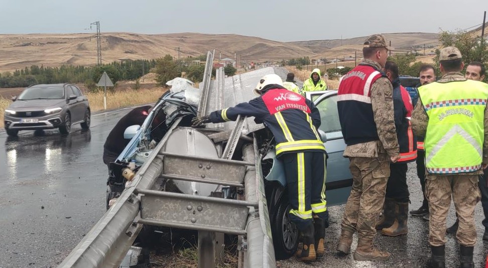 Otomobil Bariyerlere Saplandi Surucu Sag Kurtuldu1