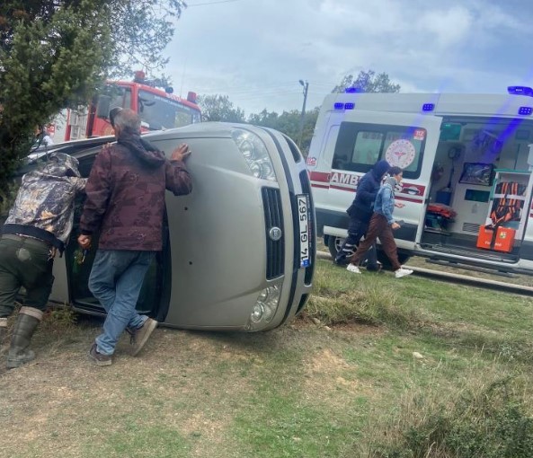 Otomobil Yol Kenarina Devrildi 2 Yarali1