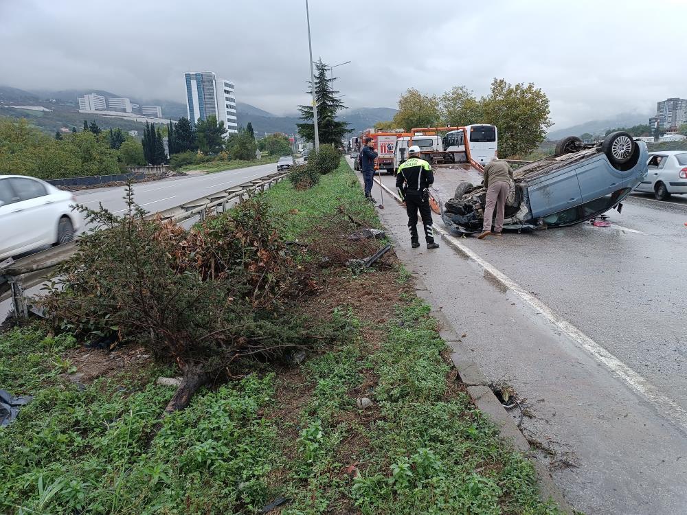 Takla Atan Otomobildeki 4 Kisi Yaralandi3