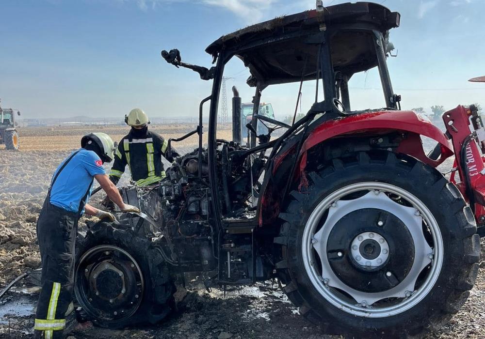 Traktor Tarla Surerken Alevlere Teslim Oldu2